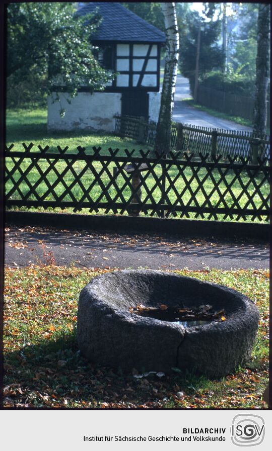 Steinernes Becken (?) und ein Fachwerkgebäude in Sachsgrün