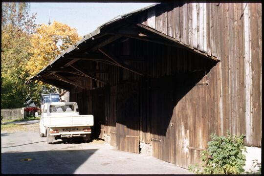 Transportwagen vor einer Scheine in Sachsgrün
