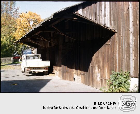 Transportwagen vor einer Scheine in Sachsgrün