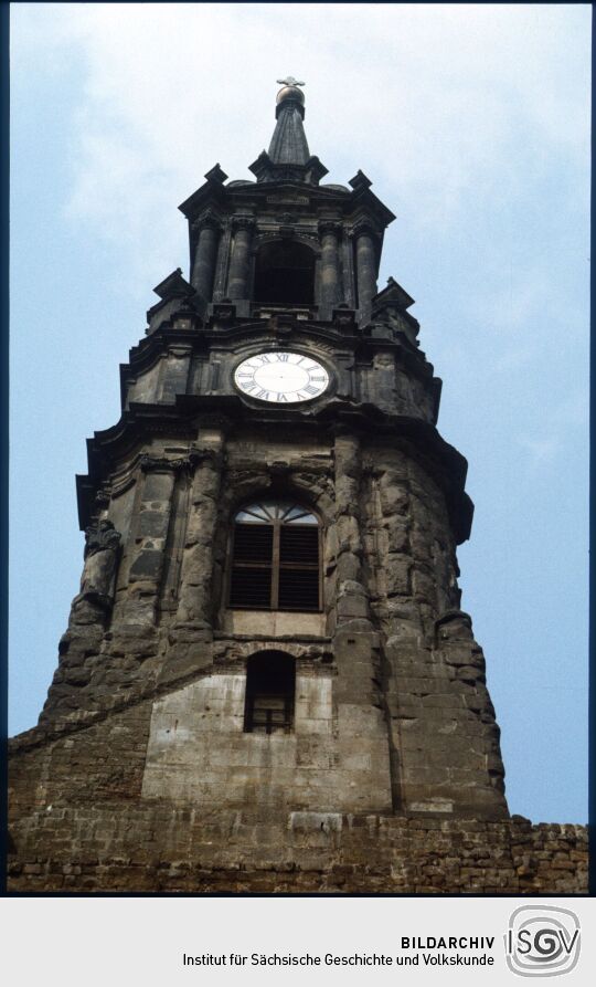 Blick aus dem Schiff der zerstörten Dreikönigskirche zum Turm