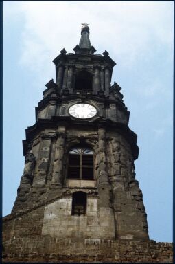 Bild: Blick aus dem Schiff der zerstörten Dreikönigskirche zum Turm