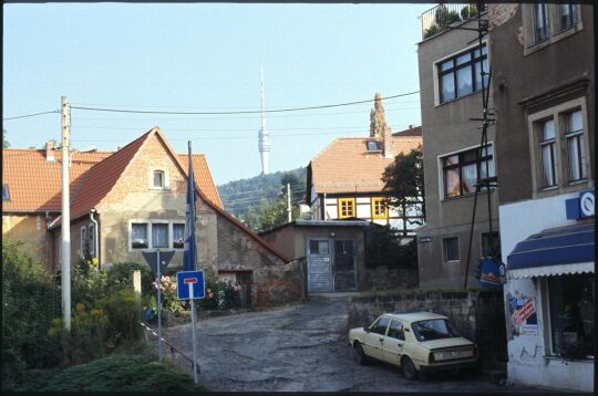 Blick in den Pappritzer Weg in Dresden-Niederpoyritz mit dem Dresdner Fernsehturm im Hintergrund