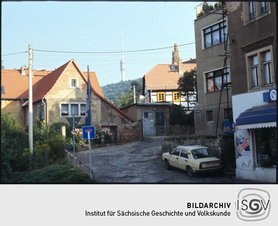 Blick in den Pappritzer Weg in Dresden-Niederpoyritz mit dem Dresdner Fernsehturm im Hintergrund