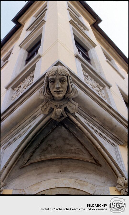 Sandsteinkopf unter einem Eckerker am Oberen Gasthof Niederpoyritz