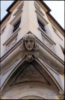 Bild: Sandsteinkopf unter einem Eckerker am Oberen Gasthof Niederpoyritz