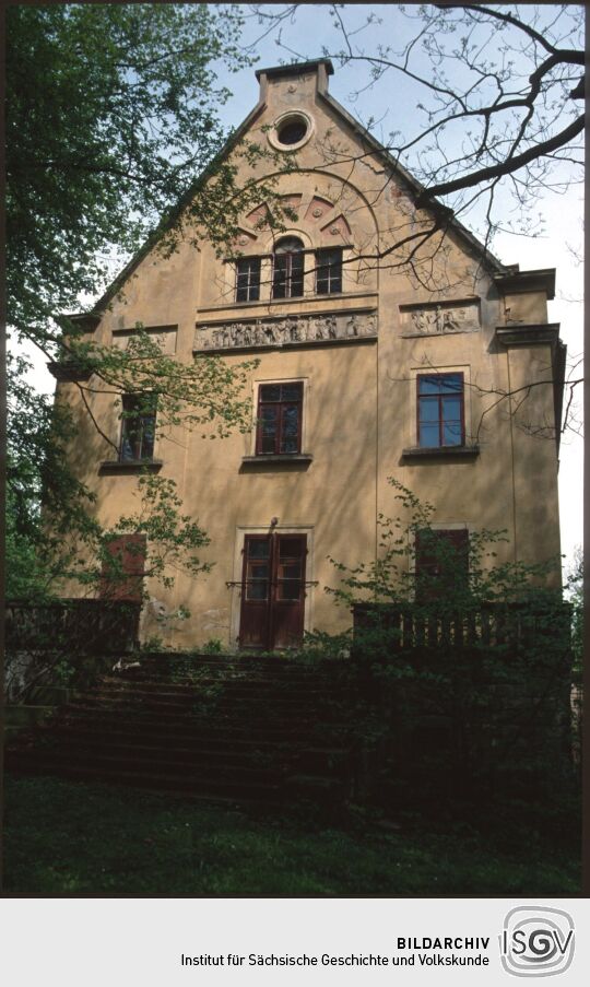 Giebelseite des klassizistischen Herrenhaus des Gutes Helfenberg