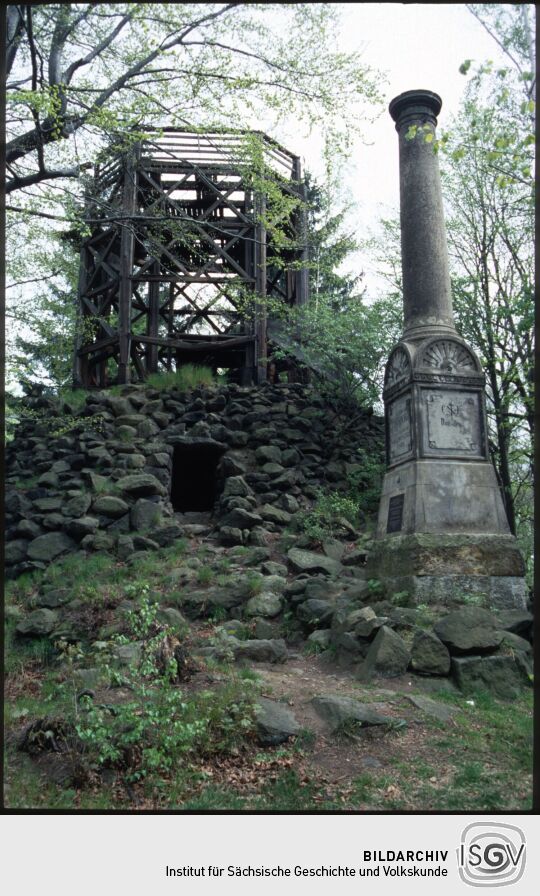 Triangulationssäule und Aussichtsturm über der 'Eremitage' auf dem Borsberg