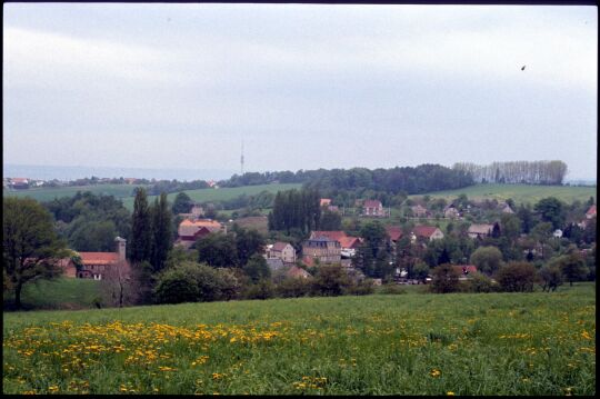 Blick auf Reitzendorf mit dem Dresdner Fernsehturm im Hintergrund