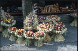 Bild: Gebinde mit Getreide und Blumen auf dem Markt in Schirgiswalde 1995