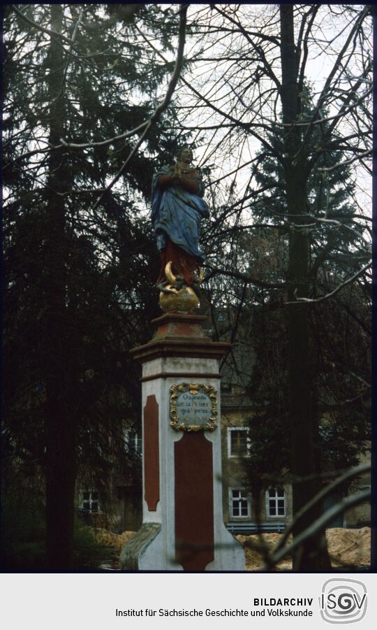 Statue einer Mondischelmadonna im Hof von Kloster St. Marienstern