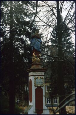 Bild: Statue einer Mondischelmadonna im Hof von Kloster St. Marienstern