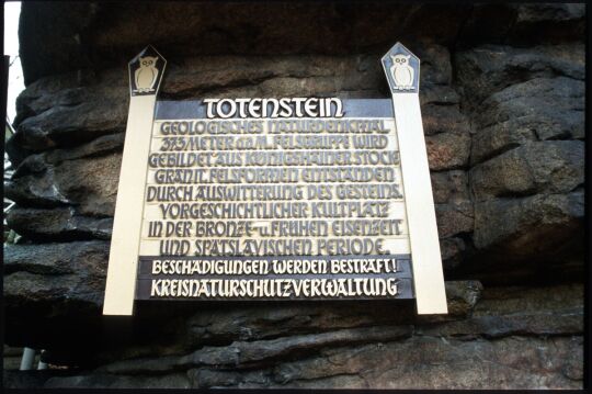 Informationstafel zum Totenstein in den Königshainer Bergen