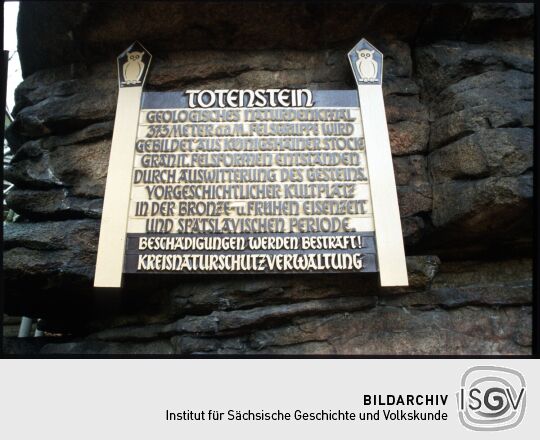 Informationstafel zum Totenstein in den Königshainer Bergen