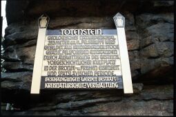 Bild: Informationstafel zum Totenstein in den Königshainer Bergen