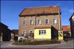 Bild: Telefonzelle vor einem Gebäude in Sobrigau