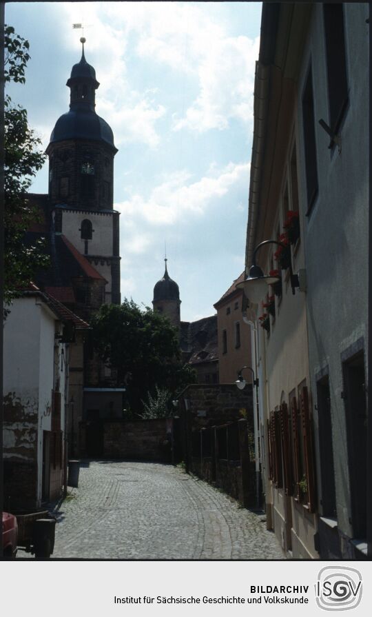 Blick durch die Rosengasse zu den Türmen der Stadtkirche und des Schlosses Dippoldiswalde