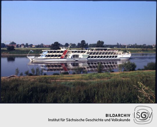 Blick von Dresden Wachwitz auf die Elbe mit dem Ausflugsschiff 'Gräfin Cosel'