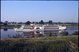 Bild: Blick von Dresden Wachwitz auf die Elbe mit dem Ausflugsschiff 'Gräfin Cosel'