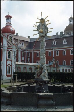 Bild: Dreifaltigkeitsbrunnen vor dem Kloster St. Marienthal