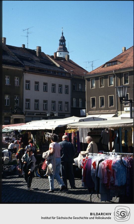 Marktstände auf dem Marktplatz vor dem Rathaus in Kamenz