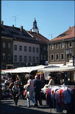 Bild: Marktstände auf dem Marktplatz vor dem Rathaus in Kamenz
