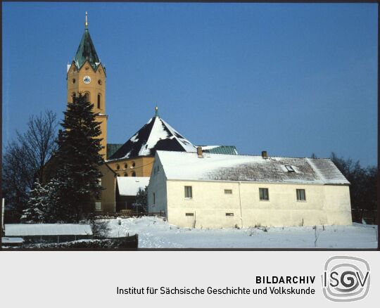 Blick zur verschneiten Kirche in Lichtenberg