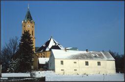 Bild: Blick zur verschneiten Kirche in Lichtenberg