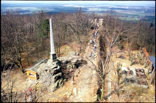 Blick vom Aussichtsturm auf den Gipfel des Keulenberges mit dem Obelisken, der Ruine des Bergschlösschens und gastronomischen Einrichtungen