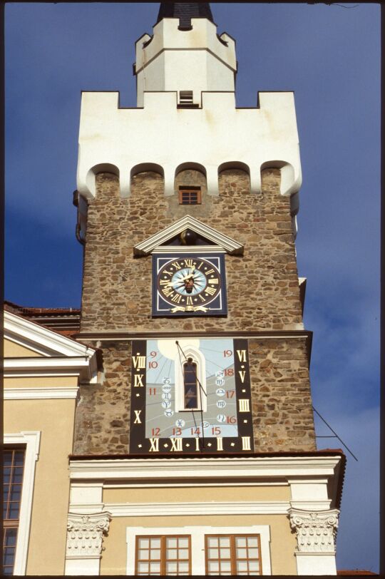 Blick zu den Uhren am Löbauer Rathausturm