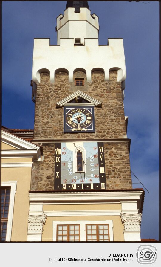 Blick zu den Uhren am Löbauer Rathausturm