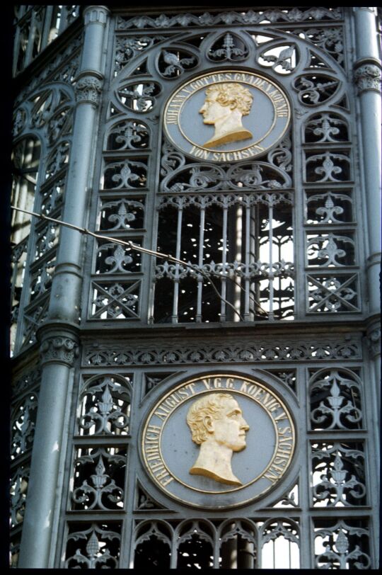 Reliefbilder der Könige Johann und Friedrich August II. am gusseisernen König-Friedrich-August-­Turm auf dem Löbauer Berg
