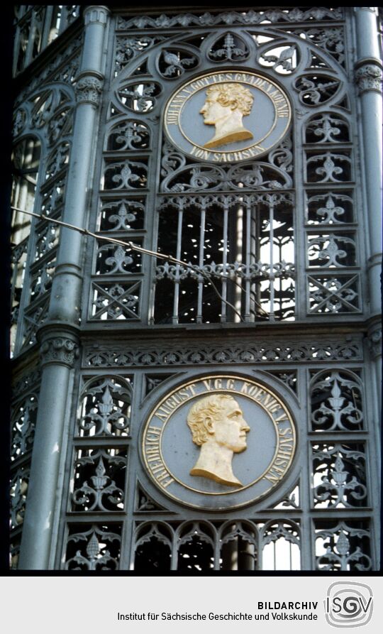 Reliefbilder der Könige Johann und Friedrich August II. am gusseisernen König-Friedrich-August-­Turm auf dem Löbauer Berg