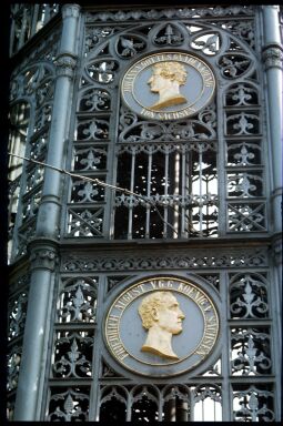 Bild: Reliefbilder der Könige Johann und Friedrich August II. am gusseisernen König-Friedrich-August-­Turm auf dem Löbauer Berg
