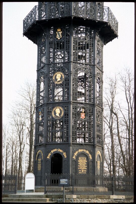 Eingang zum gusseisernen König-Friedrich-August-­Turm auf dem Löbauer Berg