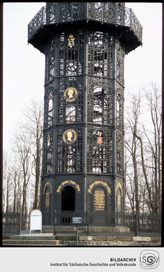 Eingang zum gusseisernen König-Friedrich-August-­Turm auf dem Löbauer Berg