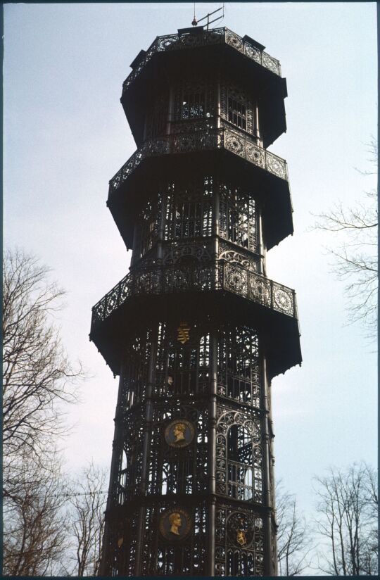 Blick zum gusseisernen König-Friedrich-August-­Turm auf dem Löbauer Berg
