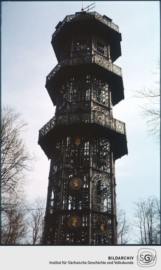 Blick zum gusseisernen König-Friedrich-August-­Turm auf dem Löbauer Berg