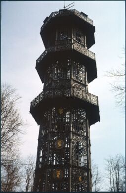 Bild: Blick zum gusseisernen König-Friedrich-August-­Turm auf dem Löbauer Berg