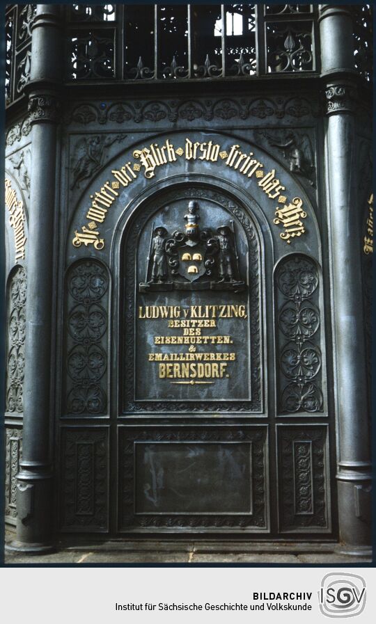 Innschrift zum Hersteller der gusseisernen Teile des König-Friedrich-August-­Turm auf dem Löbauer Berg: Ludwig von Klitzingen