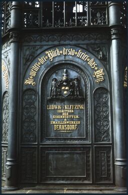 Bild: Innschrift zum Hersteller der gusseisernen Teile des König-Friedrich-August-­Turm auf dem Löbauer Berg: Ludwig von Klitzingen
