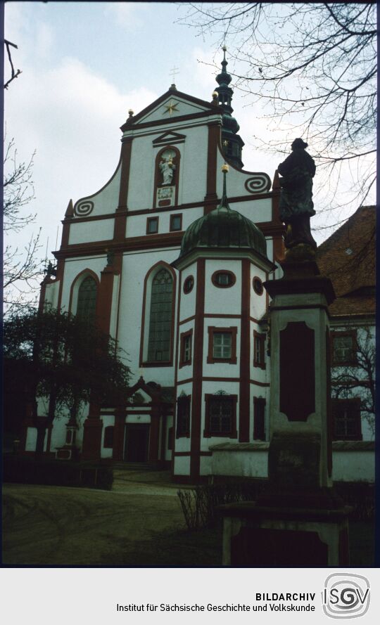 Hoffassade der Klosterkirche und ein Eckturm der Klostergebäude von St. Marienstern