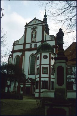 Bild: Hoffassade der Klosterkirche und ein Eckturm der Klostergebäude von St. Marienstern