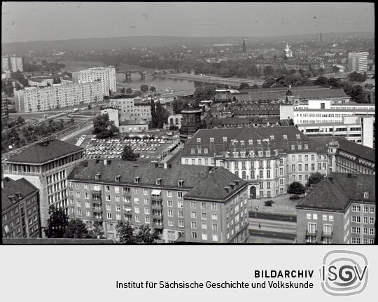 Blick vom Dresdner Rathausturm auf die Stadt (Landhaus, Polizeipräsidium, Albertinum, Carolabrücke)