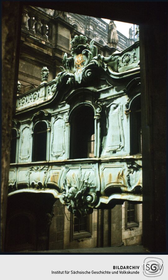 Blick auf den Übergang zur Katholischen Hofkirche von der Ruine des Dresdner Schlosses