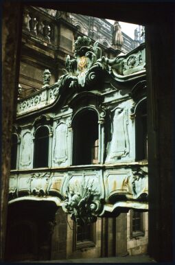 Bild: Blick auf den Übergang zur Katholischen Hofkirche von der Ruine des Dresdner Schlosses