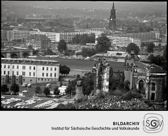 Blick vom Rathausturm zur Dreikönigskirche mit der Ruinde der Frauenkirche im Vordergrund