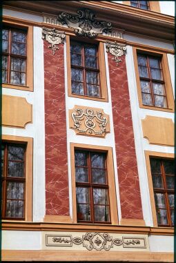 Bild: Fassadendetails an einem Barockhaus an der Dresdner Hauptstraße