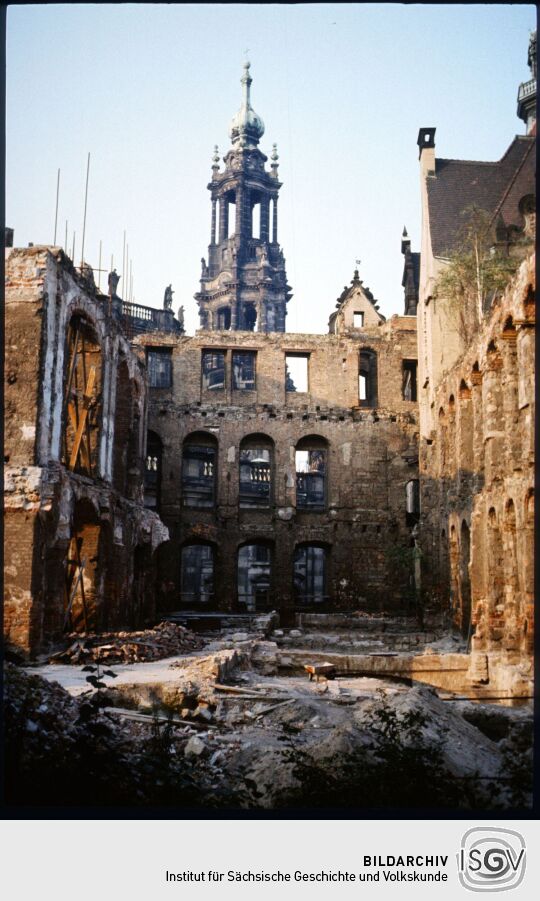 Blick durch den Ostflügel der Dresdner Schlossruine zum Turm der Katholischen Hofkirche