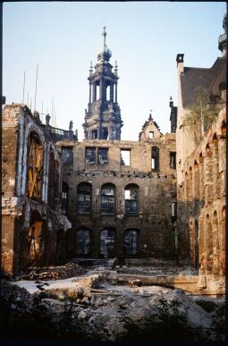 Bild: Blick durch den Ostflügel der Dresdner Schlossruine zum Turm der Katholischen Hofkirche