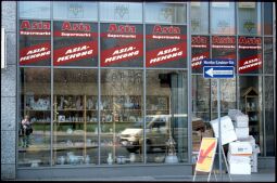 Bild: Schaufenster des Supermarkts 'Asia Mekong' in der Hertha-Lindner-Straße